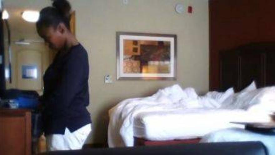 Un vídeo de una empleada de hotel registrando la habitación de un huésped arrasa en Youtube