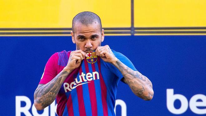 Dani Alves fichó libre por el Barça