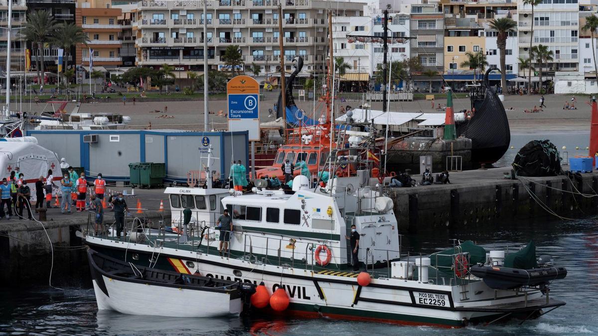 Salvamento rescata en Tenerife a 37 inmigrantes en una patera, entre ellos ocho menores