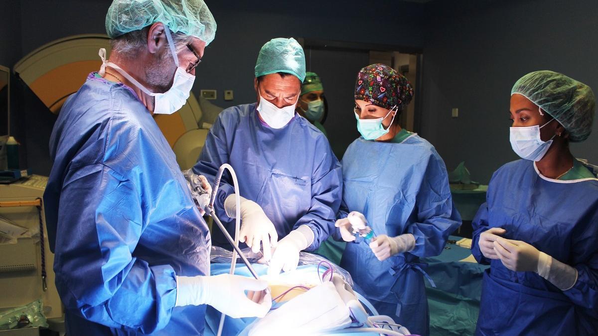 El doctor Federico del Castillo, junto al resto del equipo, durante una operación.