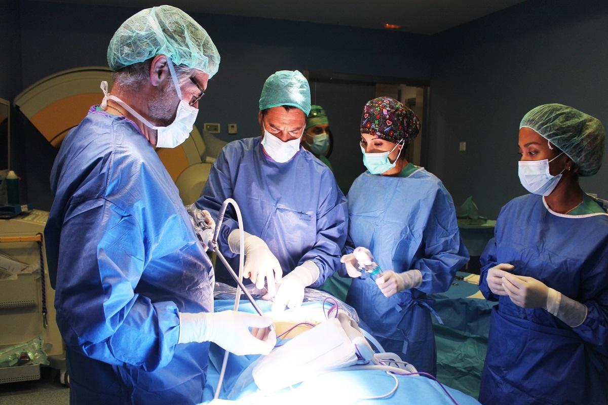 El doctor Federico del Castillo, junto al resto del equipo, durante una operación.