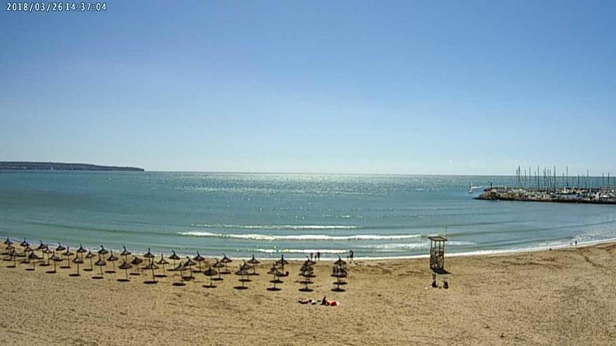 Die Ruhe nach dem Sturm. Vereinzelte Badegäste tanken am Montag (26.3.) Sonne an der Playa de Palma.