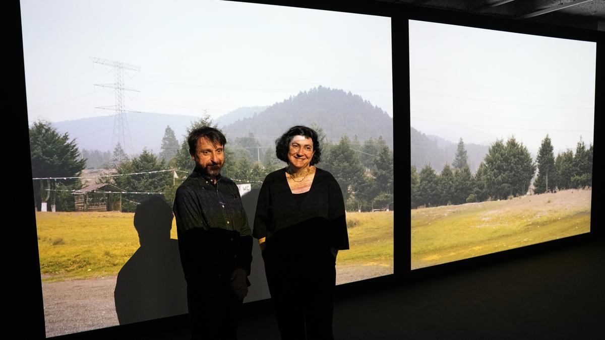 María Bleda y José María Rosa, este martes en el centro KBr, ante una de las videoinstalaciones de su retrospectiva.