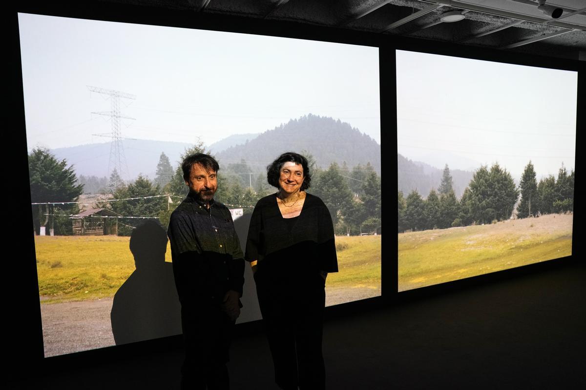 María Bleda y José María Rosa, este martes en el centro KBr, ante una de las videoinstalaciones de su retrospectiva. María Bleda y José María Rosa, este martes en el centro KBr, ante una de las videoinstalaciones de su retrospectiva.