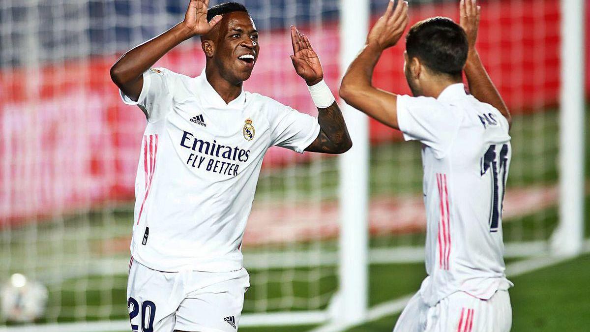 Vinicius festeja su gol con Asensio.