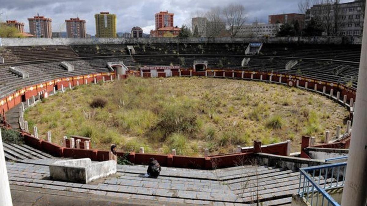 El estado de abandono que sufre la plaza de toros de Oviedo es evidente.