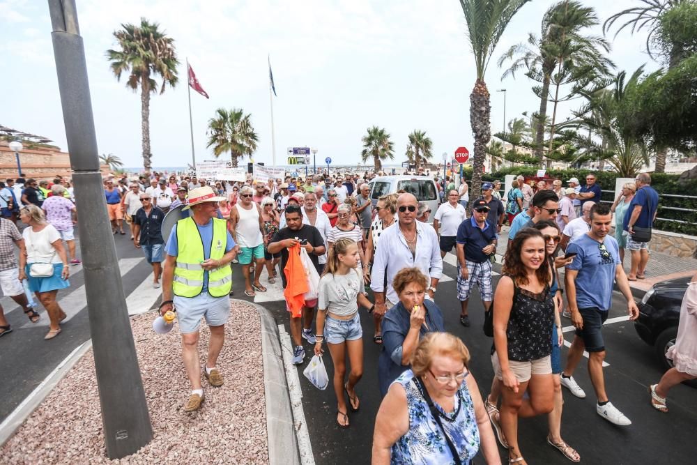 Manifestación en Orihuela Costa por su abandono