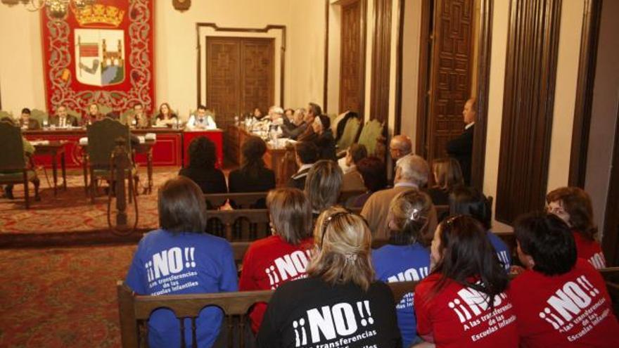 Una decena de trabajadoras de la escuela infantil Virgen de la Concha se presentó ayer en el Pleno con camisetas reivindicativas donde podía leerse: &quot;No a las transferencias de las escuelas infantiles&quot;