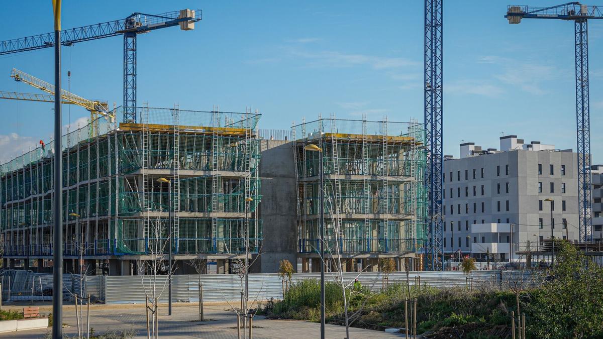 11/02/2025 Promoción de viviendas de EMVISESA en Palmas Altas durante su construcción. A 11 de febrero de 2025, en Sevilla (Andalucía, España).La consejera de Fomento, Articulación del Territorio y Vivienda, Rocío Díaz, asiste al acto de primera piedra de una nueva promoción de viviendas protegidas en Palmas Altas. ECONOMIA María José López - Europa Press