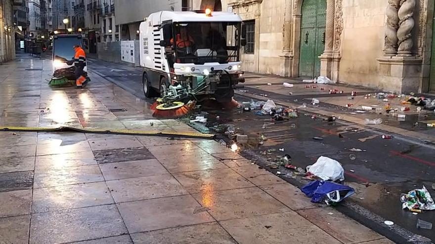 Limpieza de la Plaza del Ayuntamiento tras Nochevieja