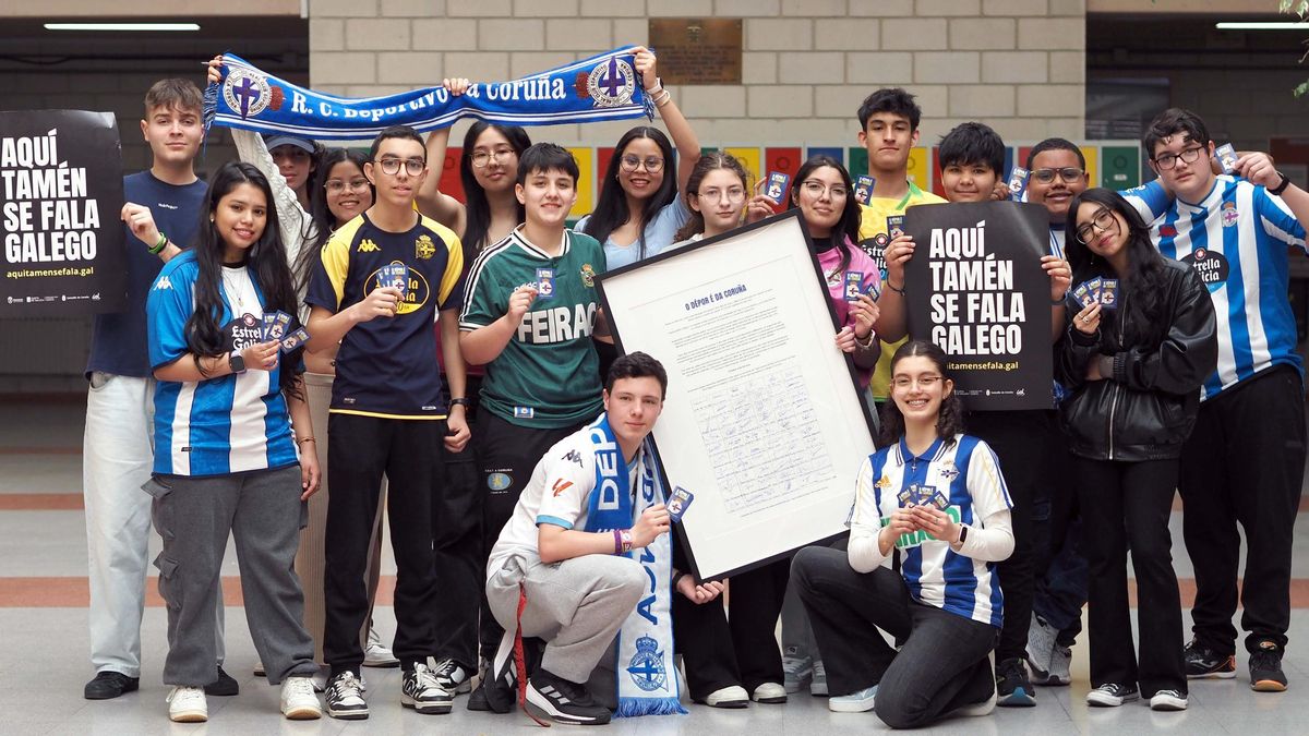 Los alumnos posan con las firmas recaudadas