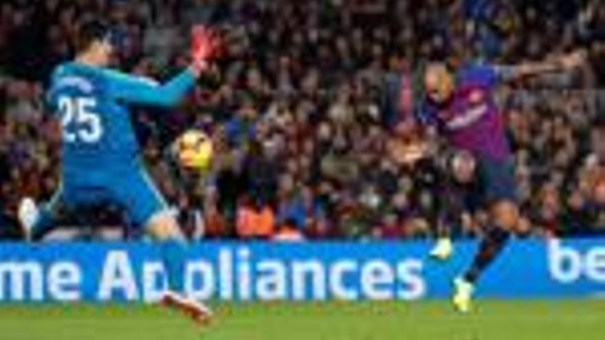 Arturo Vidal, rematant de cap per fer pujar el 5-1 al marcador, ahir al Camp Nou.