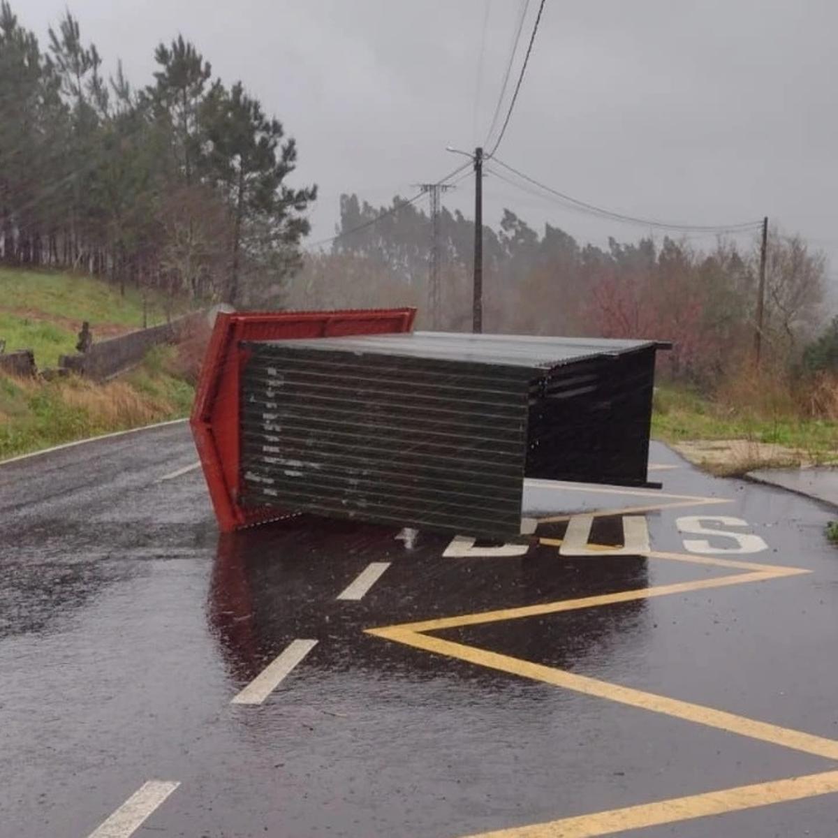 Marquesina desplazada por el viento en Vilarchán