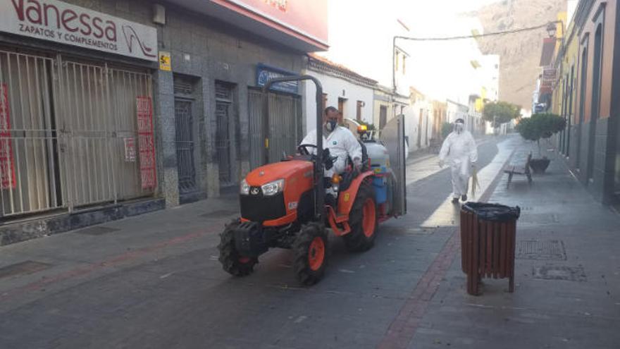 Uno de los tractores donados por los agricultores ayuda en la desinfección de las calles aldeanas