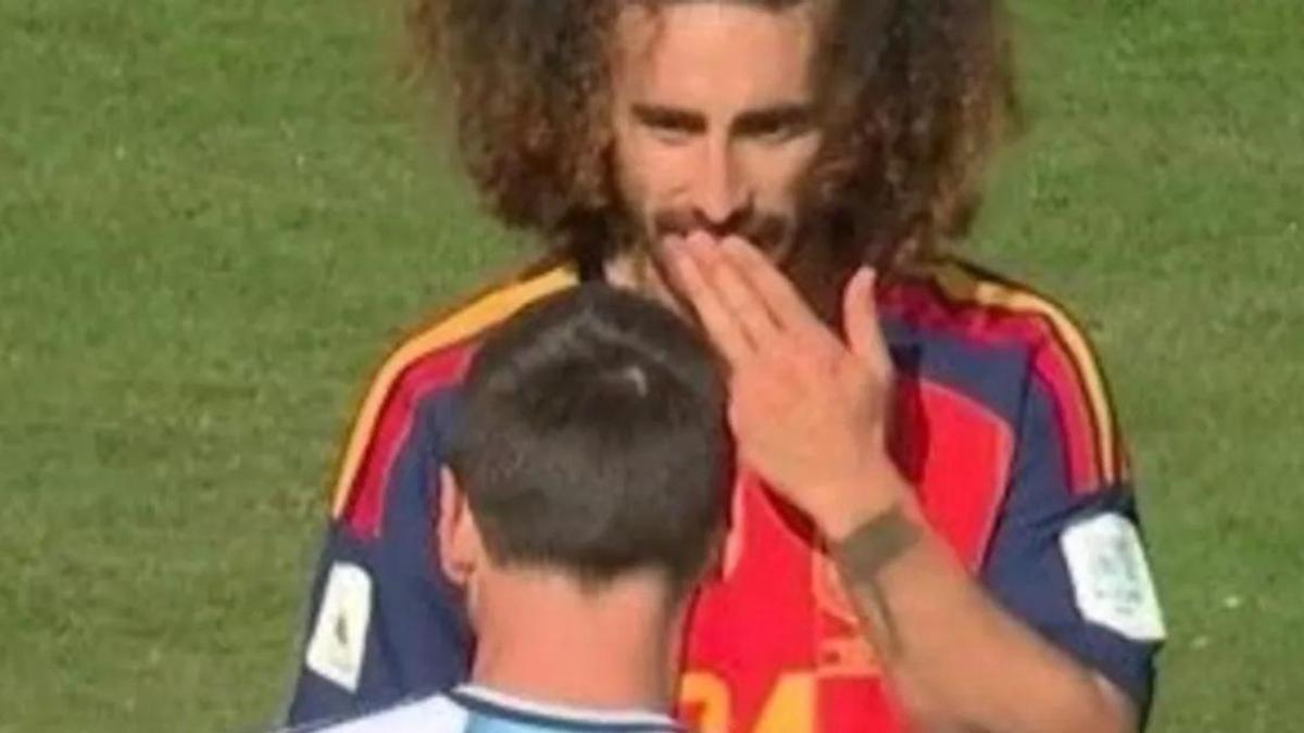 Cucurella se tapa la boca ante Messi en la final del Mundial