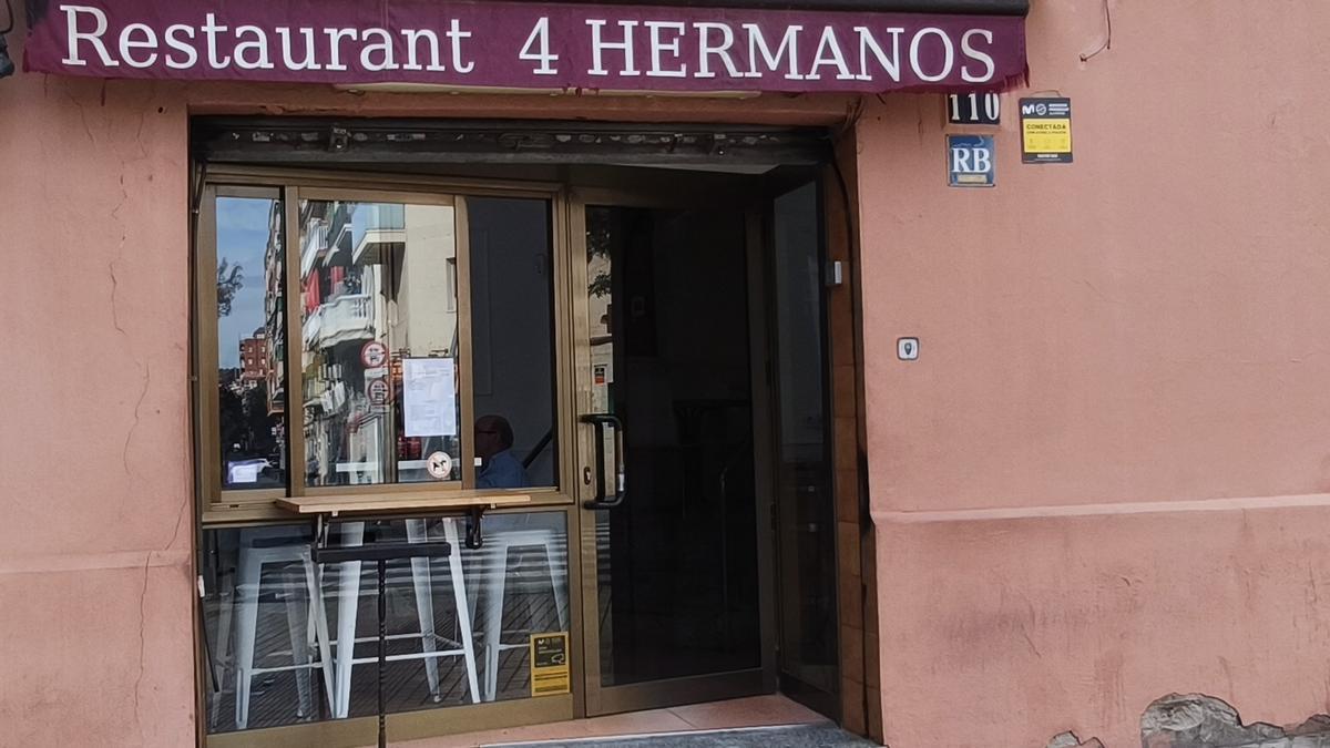 La entrada del restaurante 4 Hermanos.