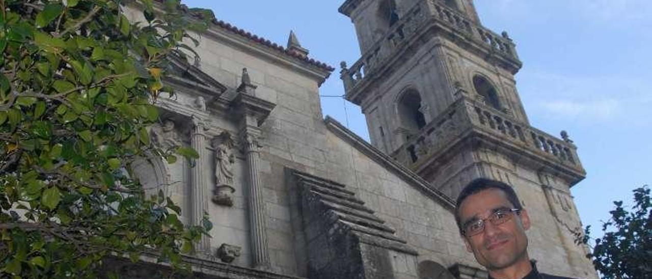 El párroco de Cangas, Severo Lobato, ante la excolegiata. // G.N.