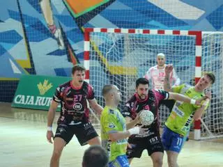 El Balonmano Zamora pierde el derbi ante el Villa de Aranda