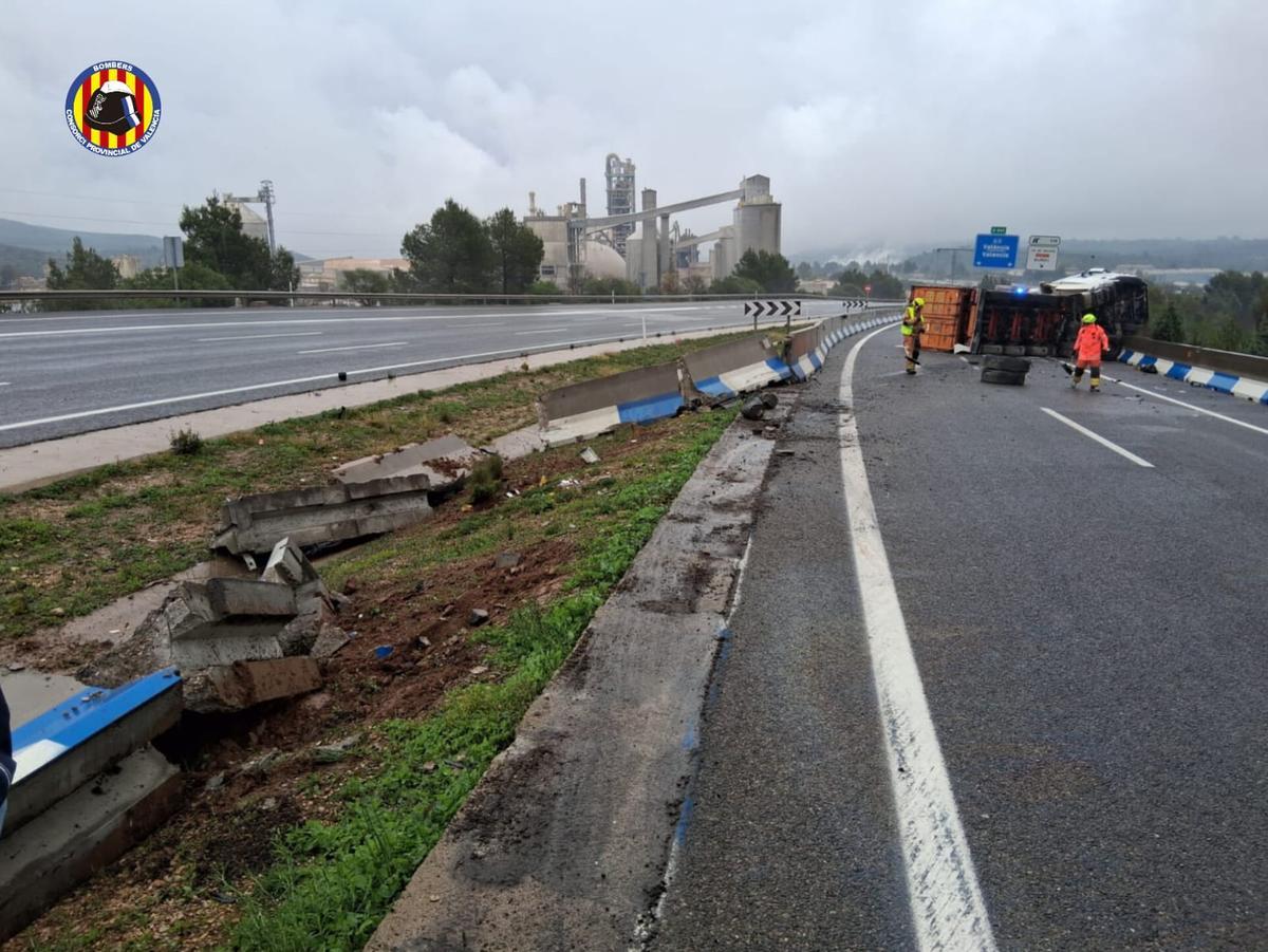 Mediana destrozada en el accidente