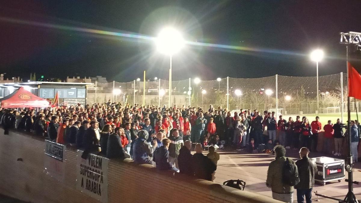 Los aficionados que vieron la Supercopa de España en la pantalla gigante que puso el Moviment Mallorquinista.