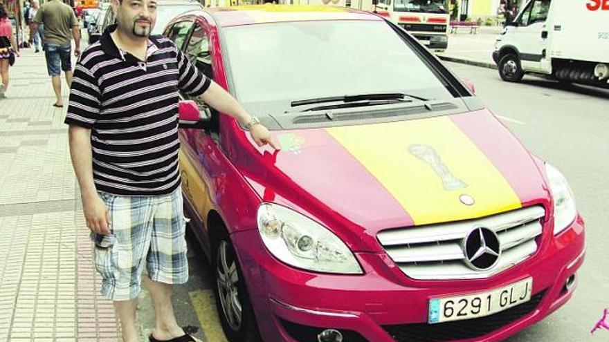 Isidro y su coche, ayer, en Cangas de Onís.