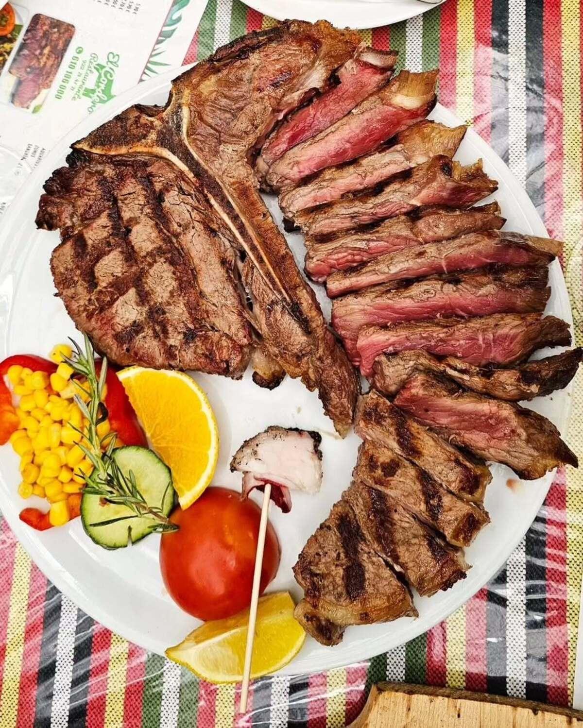 Especilistas en platos canarios y carnes a la brasa