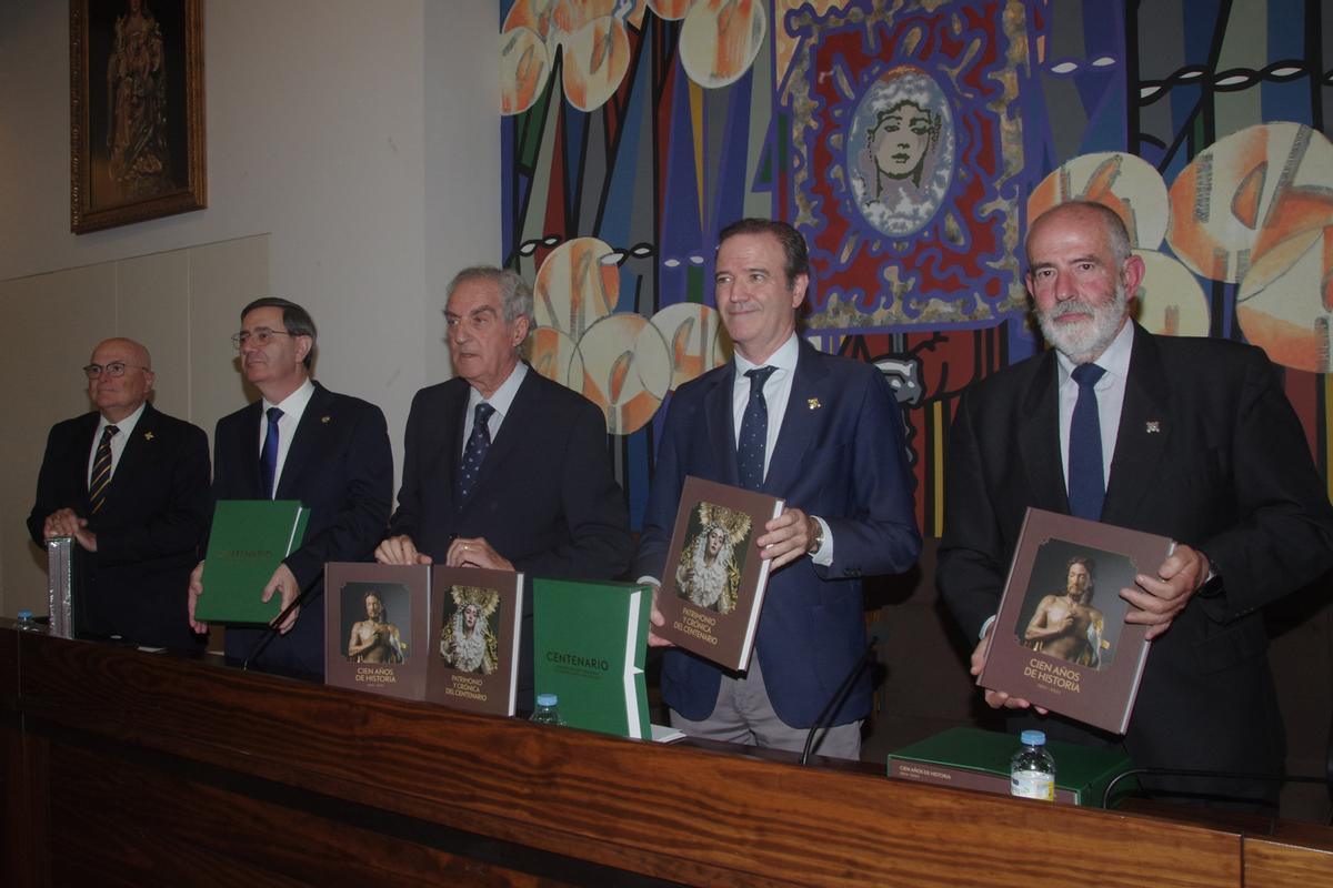 La presentación de la obra ha tenido lugar en la sala capitular de la Agrupación.