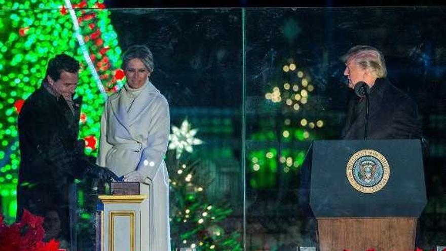 Melania Trump acciona en el encendido de las luces.