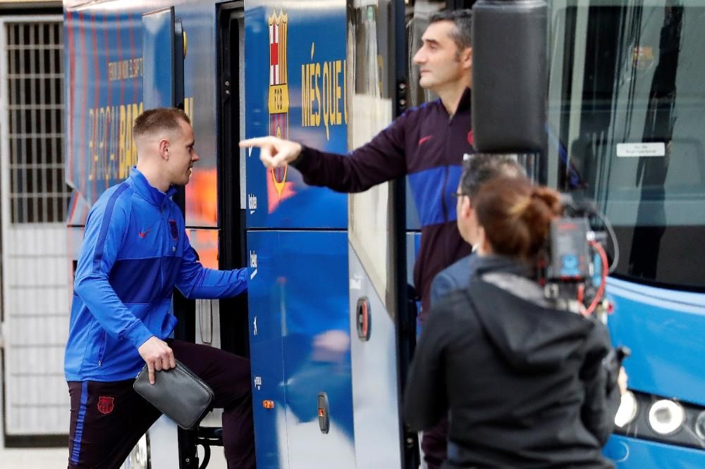 Els jugadors del Barça surten del Camp Nou