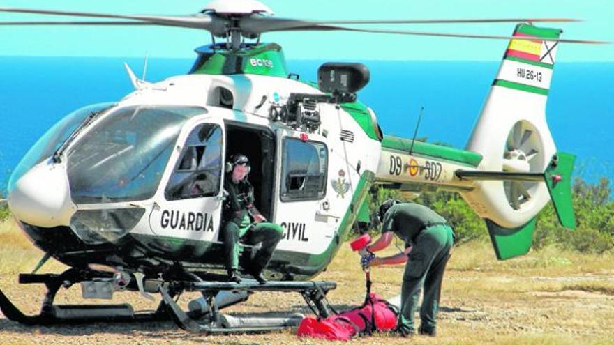 El helicóptero del instituto armado aterriza con el cuerpo de José Luis, rescatado en los acantilados de sa Punta Roja.