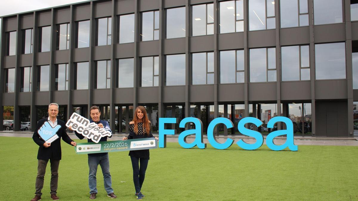 Rafael Ferrer de Facsa, junto a Juanma Medina, director de las carreras e Iracema Cambronero, presidenta del club Running Castelló.