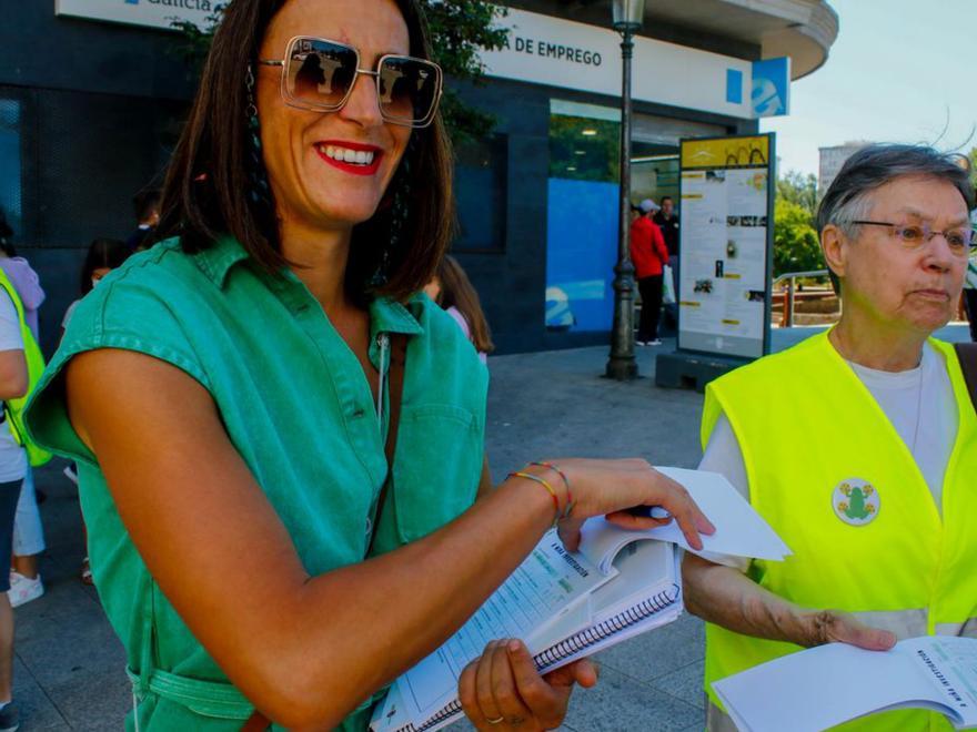 La edil Paola María, en un vial de acceso a los colegios. |   //  IÑAKI ABELLA