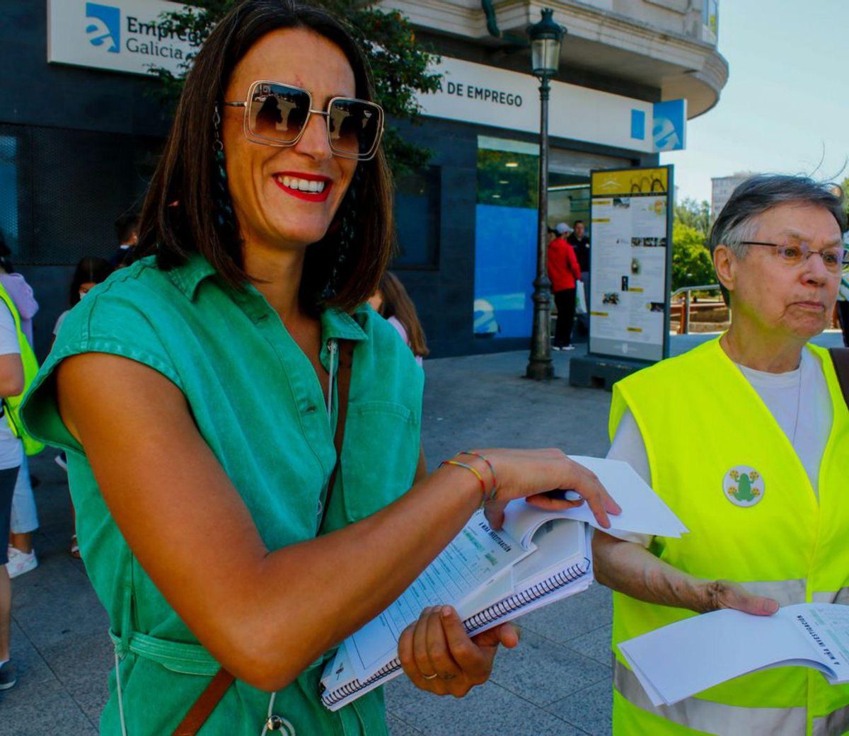 La edil Paola María, en un vial de acceso a los colegios. | // IÑAKI ABELLA