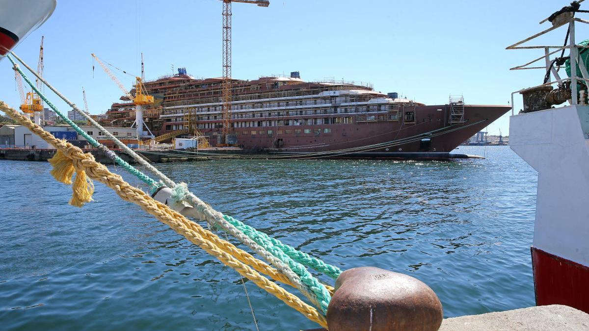 El crucero de lujo Evrima, en Barreras. // Marta G. Brea