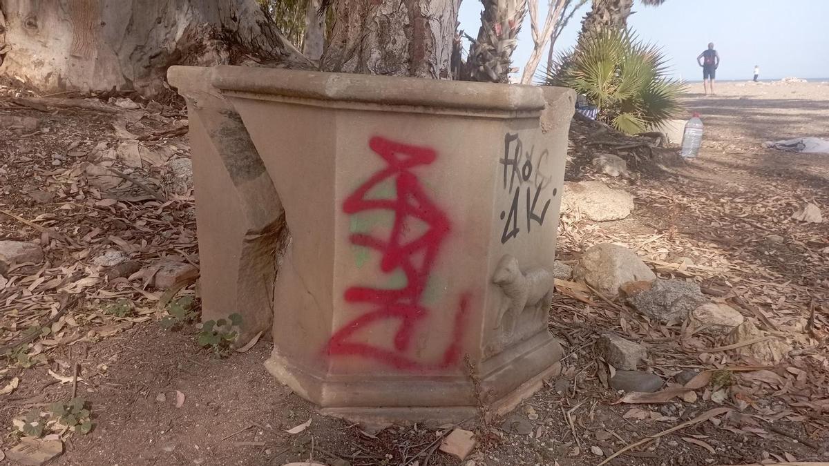 El brocal de pozo de los Baños del Carmen, roto y con pintadas, la semana pasada.