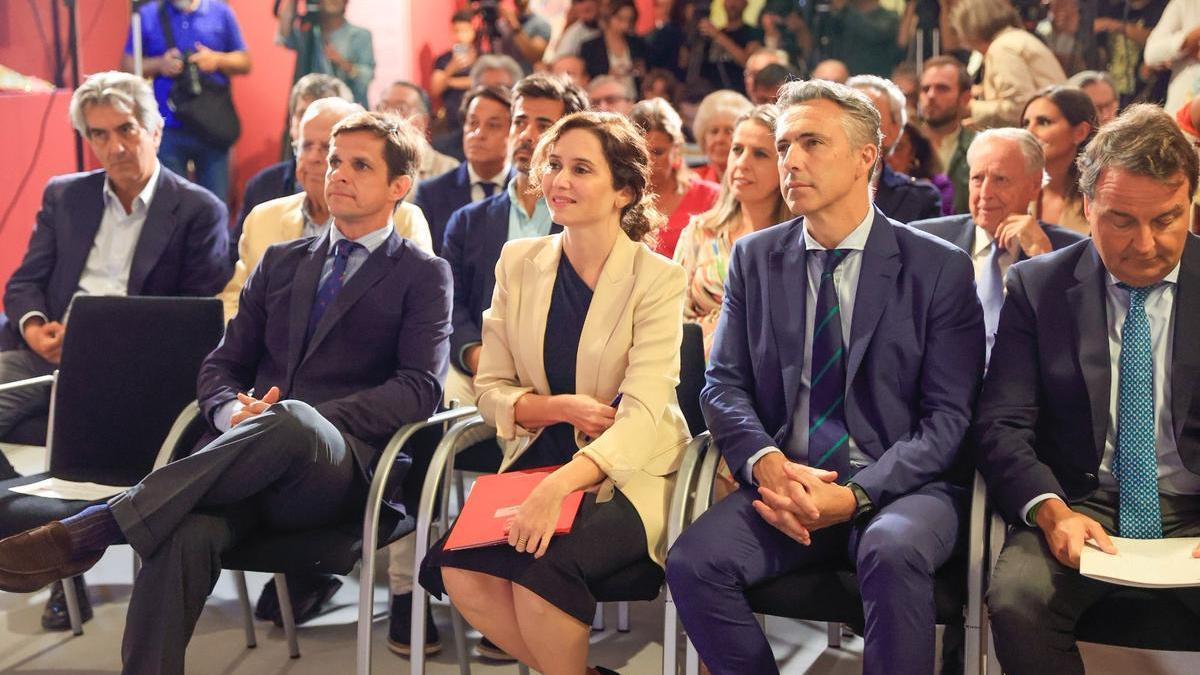 Isabel Díaz Ayuso junto a Carlos Novillo, consejero de Medioambiente, en la exposición de El Juli.