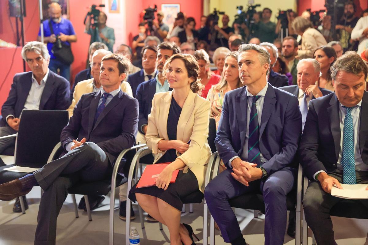 Isabel Díaz Ayuso junto a Carlos Novillo, consejero de Medioambiente, en la exposición de El Juli. Isabel Díaz Ayuso junto a Carlos Novillo, consejero de Medioambiente, en la exposición de El Juli.