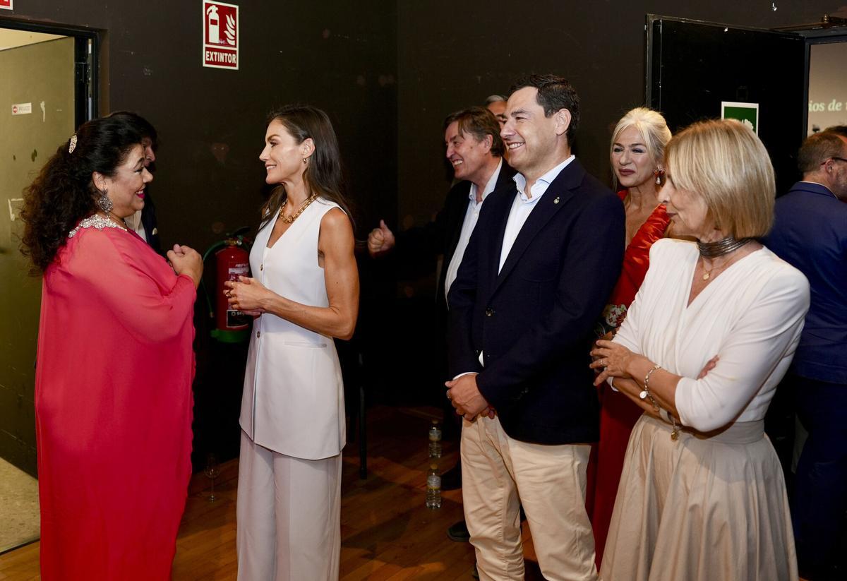 MADRID, 27/07/2026.- La reina Letizia (2d) conversa con la cantante La Macanita (i) tras la inauguración de la reunión anual del Instituto Cervantes, que en esta ocasión se celebra en Jerez de la Frontera (Cádiz) para conmemorar el centenario del nacimiento de José manuel Caballero Bonald. EFE/Román Ríos