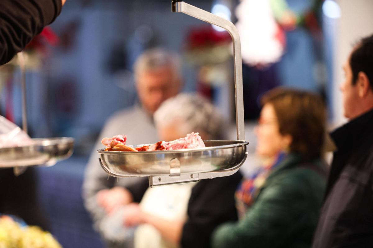 Pesaje de carne en un comercio.