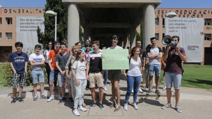 Protesta de los alumnos de Selectividad frente a la Conselleria de Educación