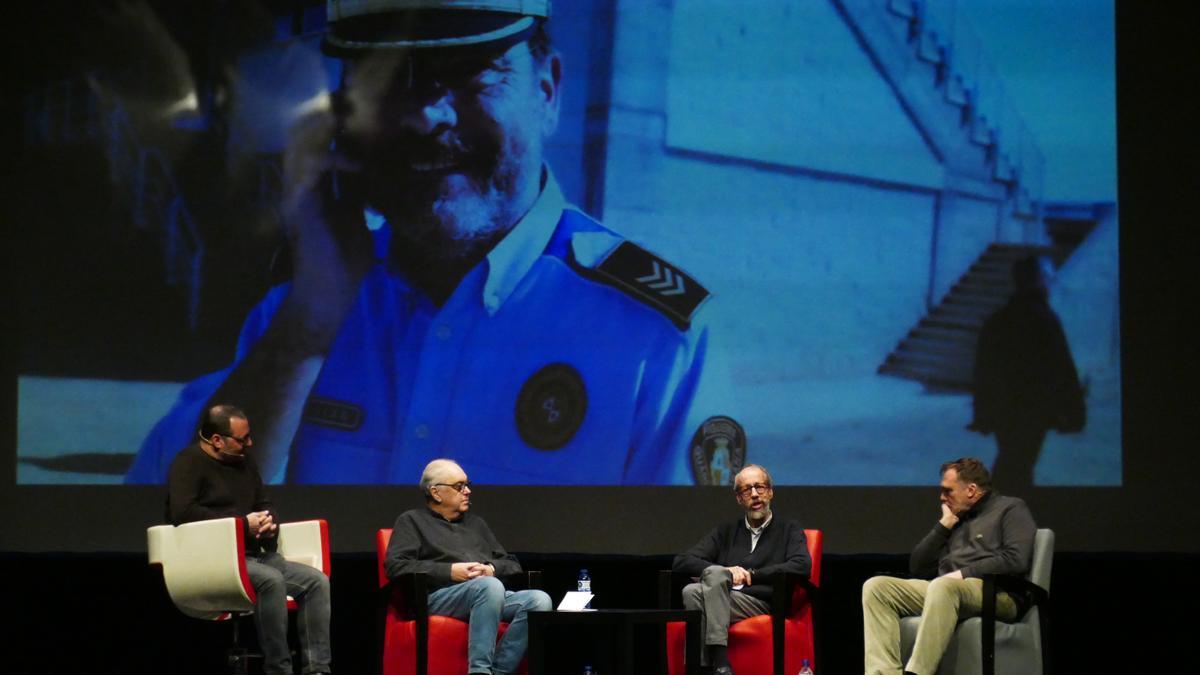 Una gran fotografia d’Agustí Vehí, de Josep Algans, va presidir l’acte d’homenatge, dins el festival Ceba Negra.