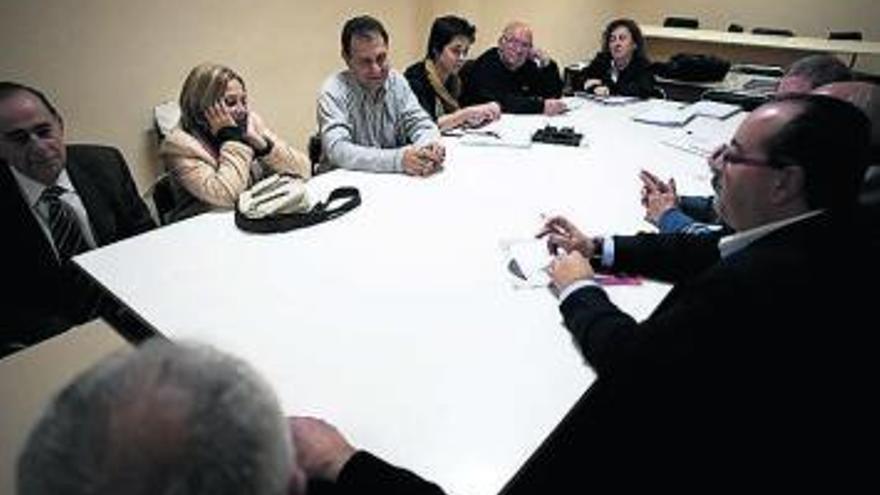 Asistentes a la reunión, ayer, en la sede del PSOE.