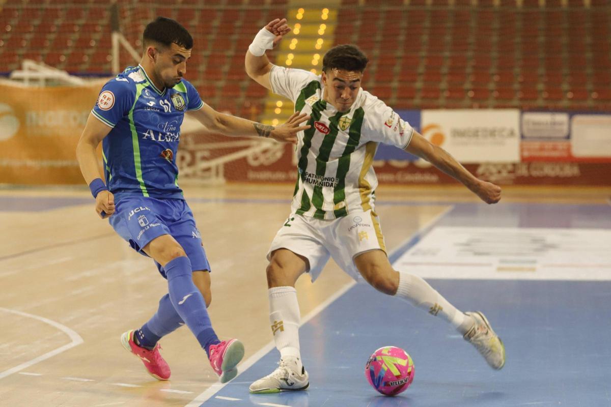 Pescio intenta golpear el balón.