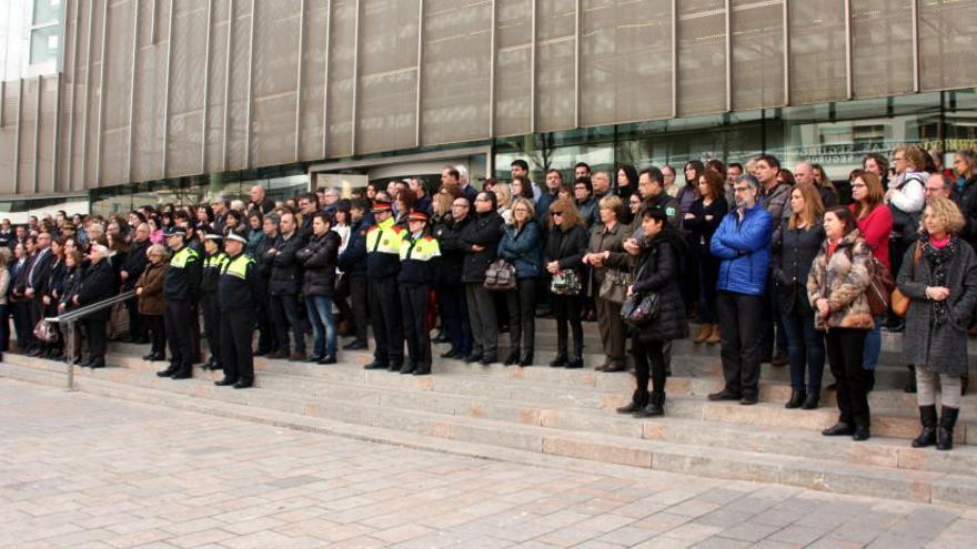 Més d&#039;un centenar de persones guarden un minut de silenci a Girona