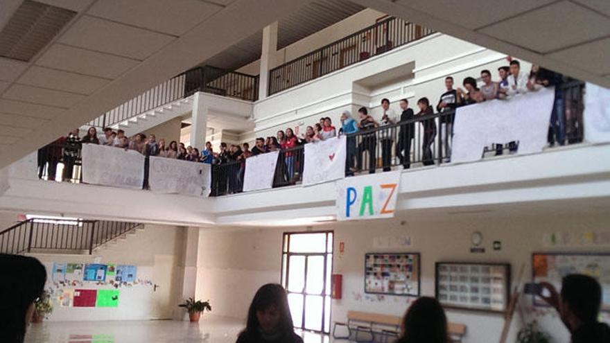 Los alumnos del IES Nueva Andalucía se manifestaron contra la violencia.
