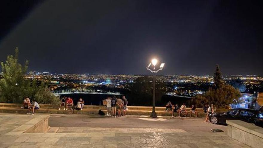 Jóvenes reunidos en una zona del monte, en una foto de archivo.