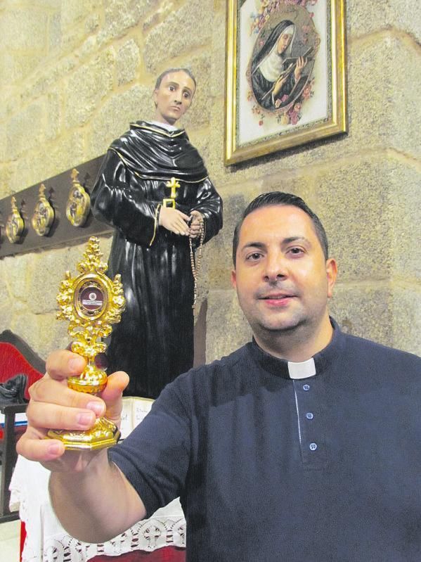 Juan Ventura Martínez muestra la reliquia del santo, hace dos años.