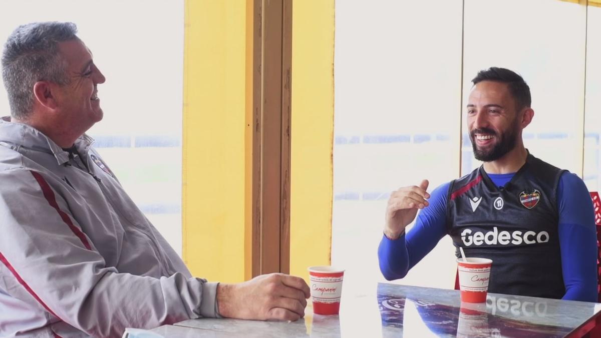 Sergio Ballesteros y José Luis Morales charlan alrededor de un café.