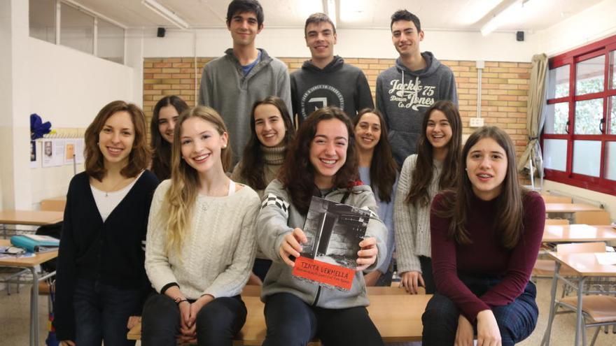 Els alumnes que han participat en la redacció de la novel·la.