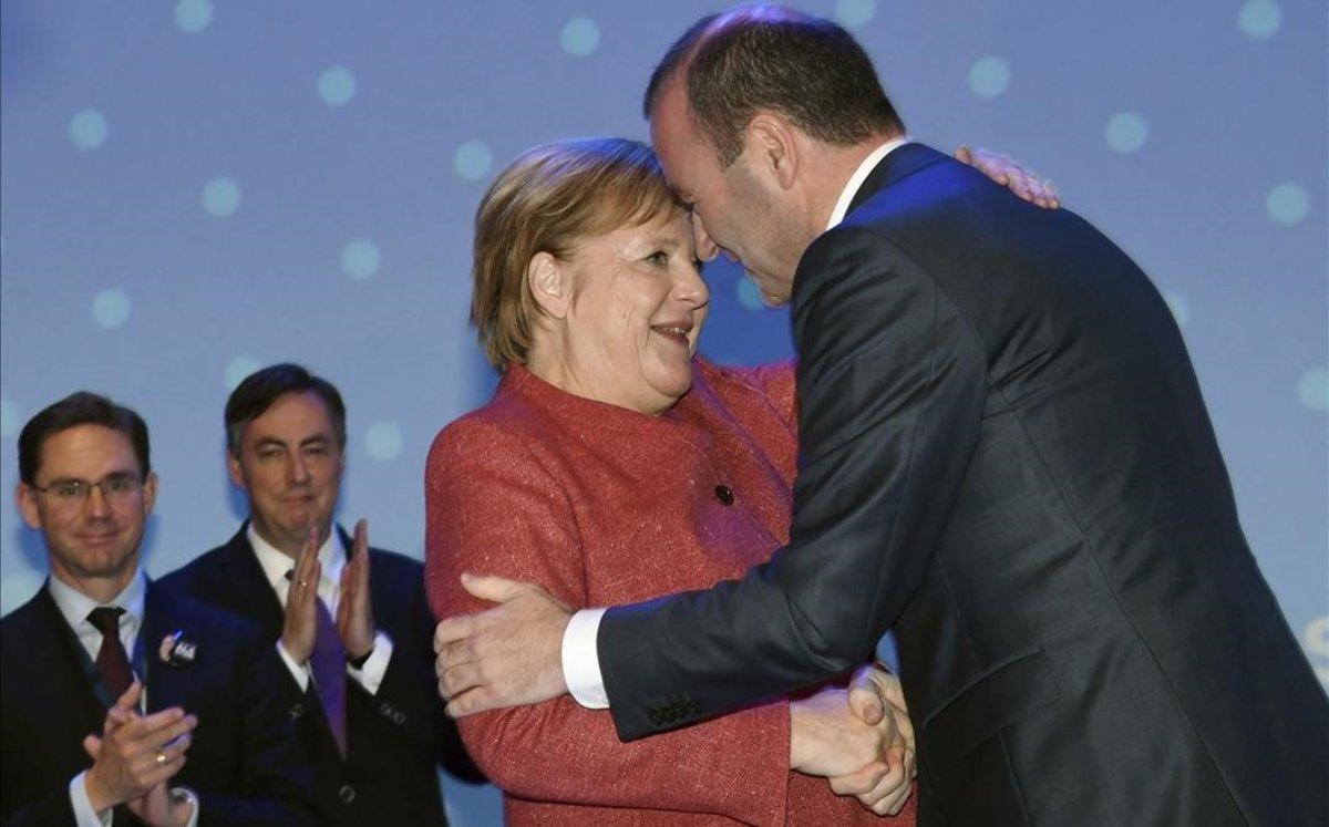 zentauroepp45806781 manfred weber of germany embraces german chancellor angela m181109122933